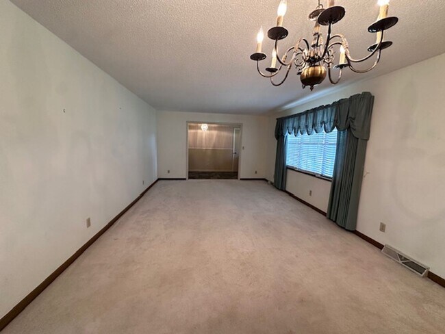 Building Photo - Maryville 37803 - 5 bedroom, 3 bath home - Contact Karen Robertson (865) 454-7626