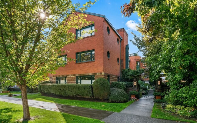 Building Photo - Charming 1 bed condo in desired Eastlake! ...