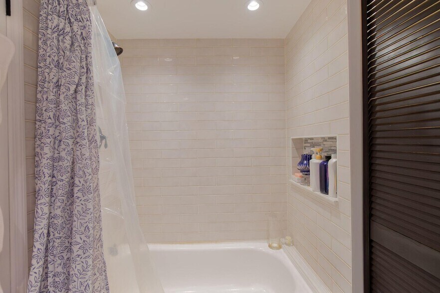 Building Photo - 393 Lake Arbor Dr