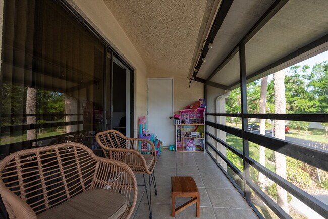 Building Photo - "Discover Serenity: Spacious 2-Bed, 2-Bath Condo in Vibrant Sarasota!"