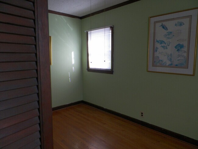 Building Photo - 1002 Cherry Ln