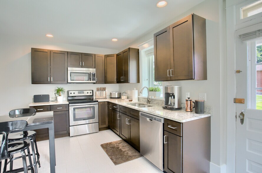 Building Photo - 144 W Chocolate Ave