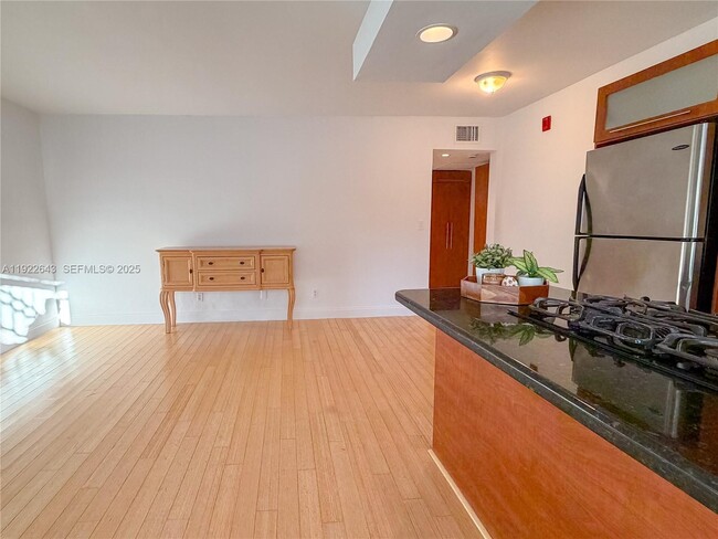 Building Photo - 10101 W Bay Harbor Dr