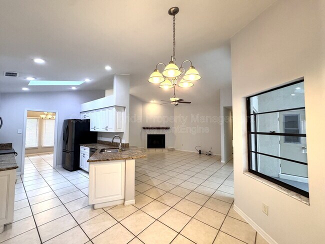 Building Photo - 721 Endeavour Dr S
