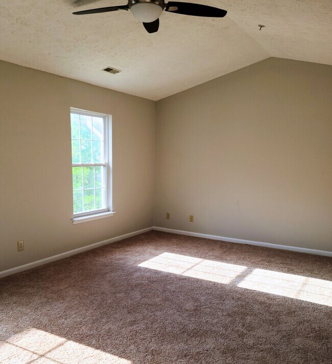 Building Photo - Spacious 3 Bedroom Townhome in Oldfarm.