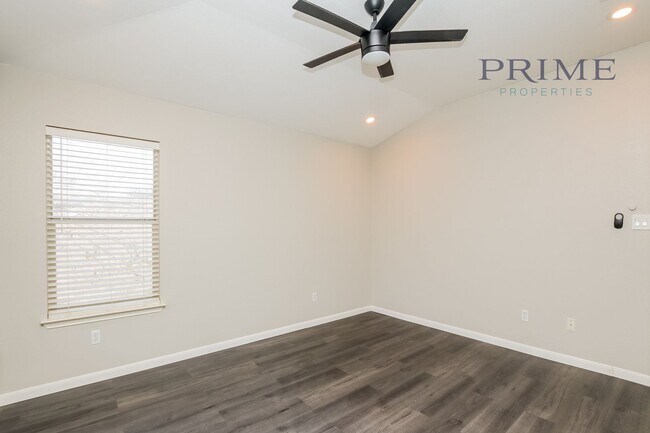 Building Photo - Perfectly Renovated Rental!
