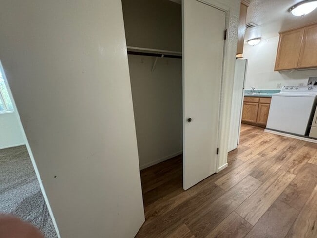 Building Photo - 1 Bedroom, 1 Bath condominium