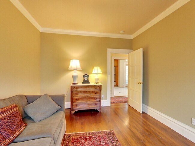 Building Photo - STUNNING 2/2 W/ Dining Room and LARGE Atti...
