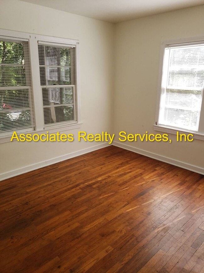 Building Photo - Large House, Close to Campus