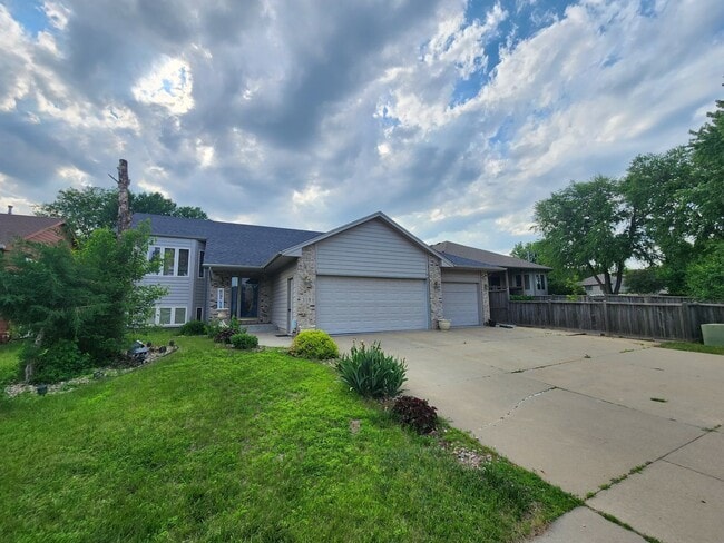 Primary Photo - 5bd 3ba Available in Eastern Sioux falls