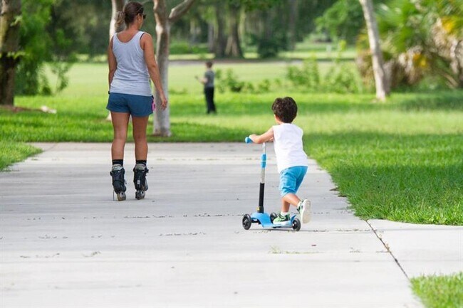 Building Photo - 4070 Highland Oaks Dr