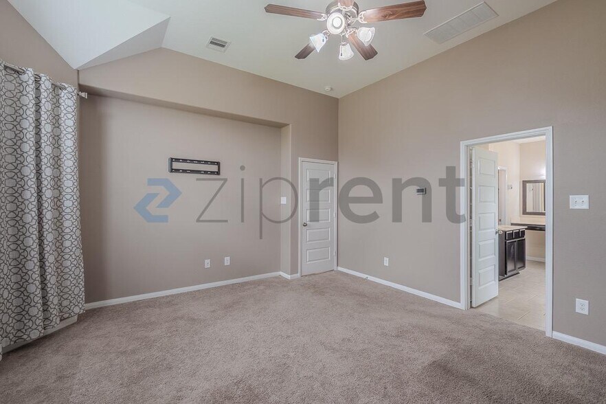 Building Photo - Unit