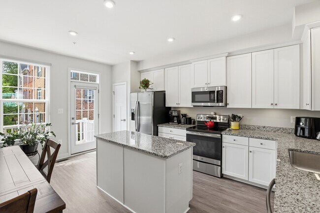 Building Photo - 4915 Crest View Dr