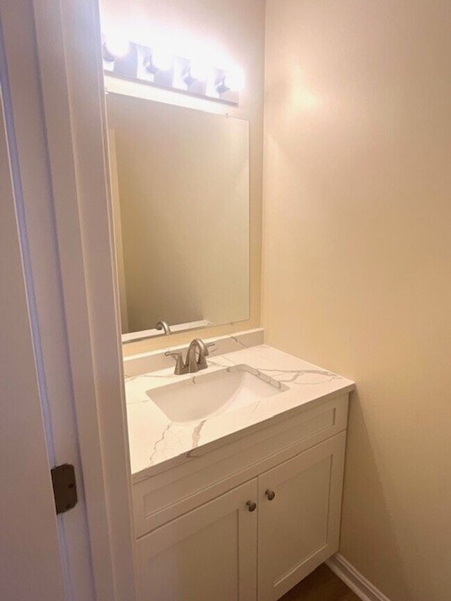 Building Photo - Gorgeous home with boat slip and water views