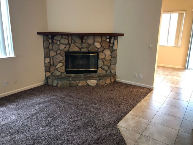 Building Photo - Well Maintained Single Level 4 Bedroom, Fo...