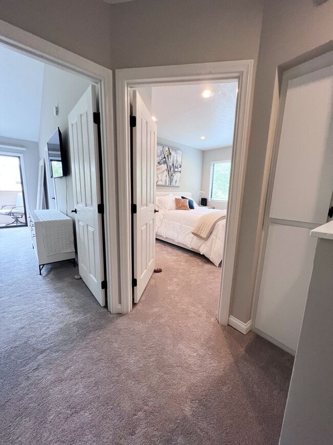 Building Photo - 2 Bed/2.5 Bath Townhome - Beautifully Upgr...
