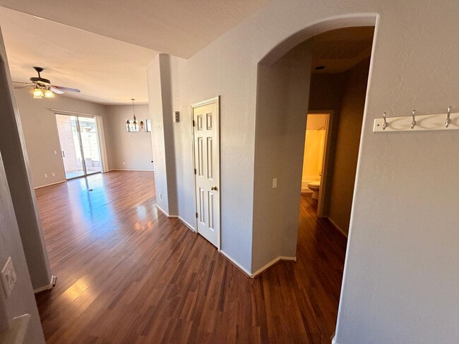 Building Photo - 6348 W Pontiac Dr