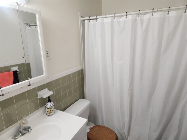 Building Photo - 176 Maple Ave