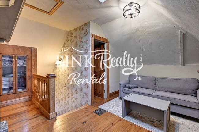 Building Photo - 1610 W Kiowa St