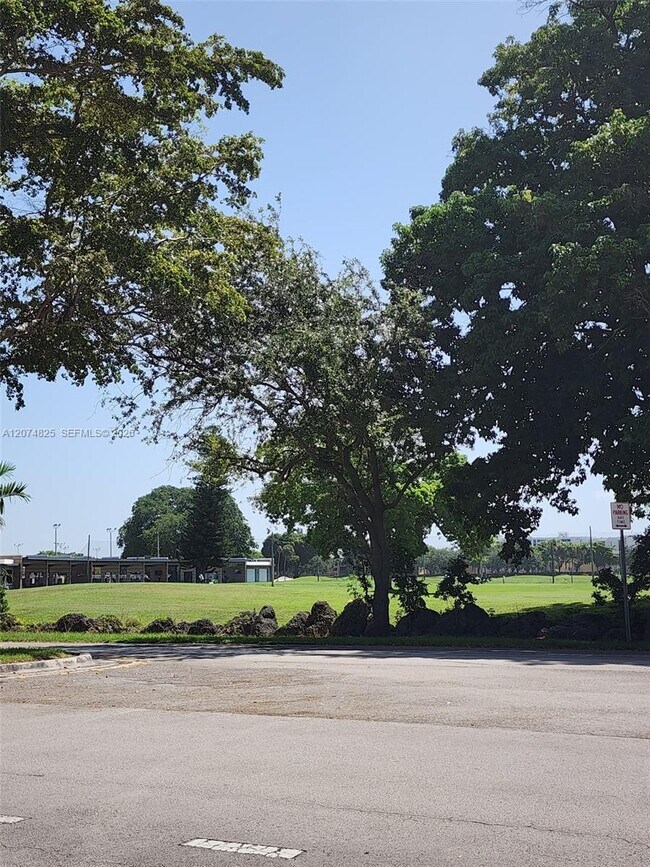 Building Photo - 6518 Kendale Lakes Dr