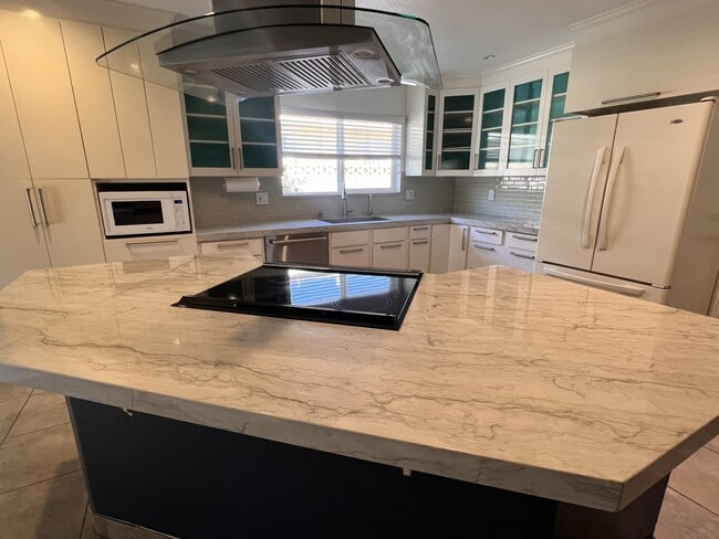 Building Photo - 7505 Pinedale Ave