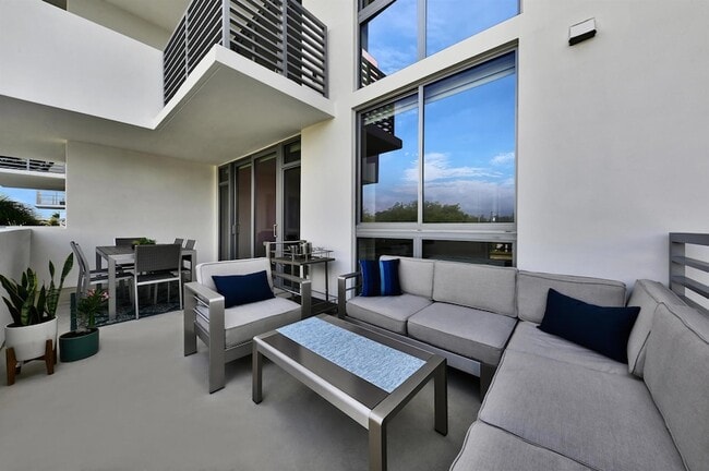 Building Photo - 111 SE 1st Ave