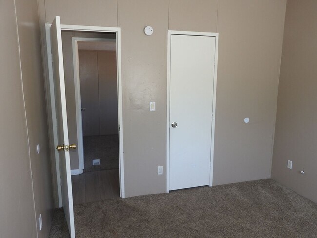 Building Photo - Large double lot with three bedroom manufa...