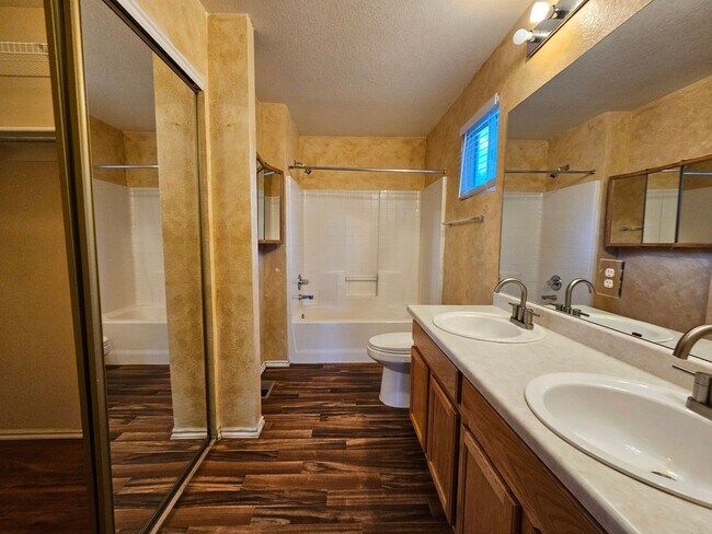 Building Photo - Fabulous 4 Bed Home Near Buckley Space Force Base