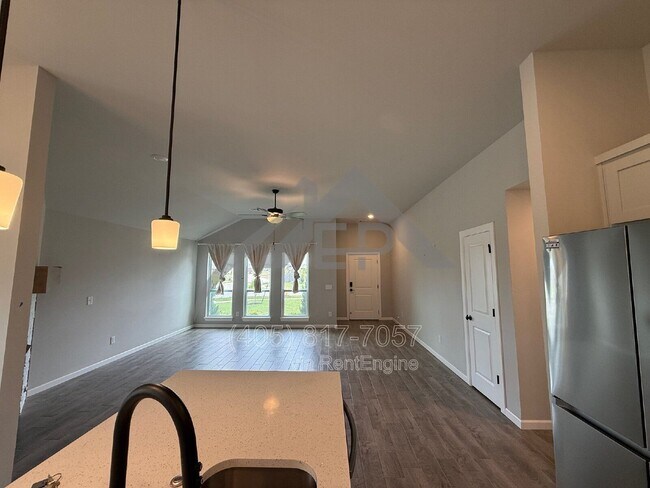 Building Photo - 921 S Appaloosa Ln