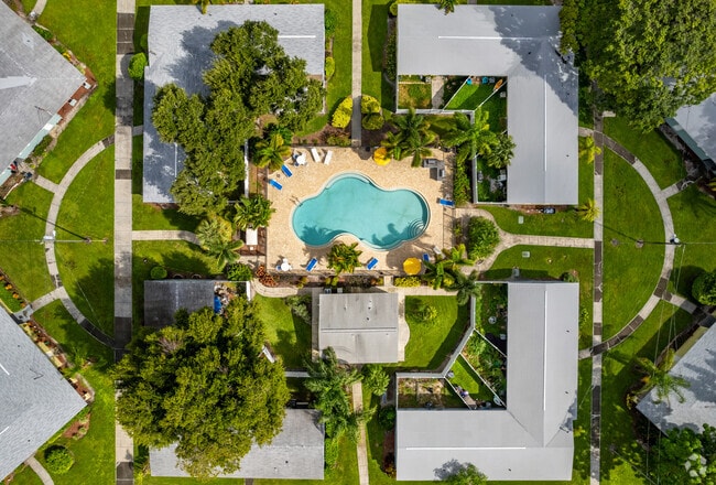 Pool - Woodlawn Park Apartments