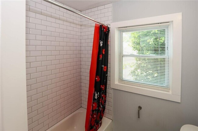 Building Photo - 1809 Vesta Ave