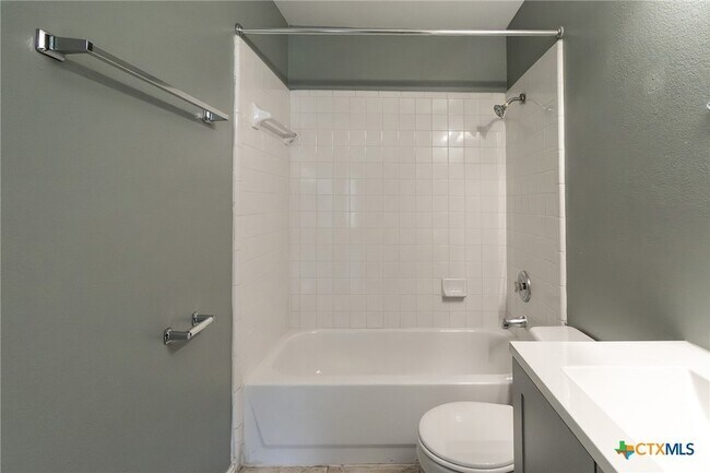 Building Photo - 1601 Benttree Dr