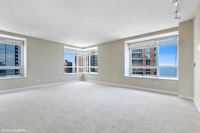 Building Photo - 512 N McClurg Ct