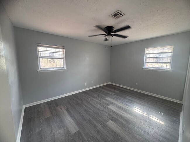 Building Photo - 4859 Alamont Dr