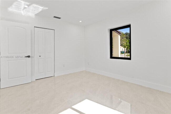 Building Photo - 15920 NW 17th Ct