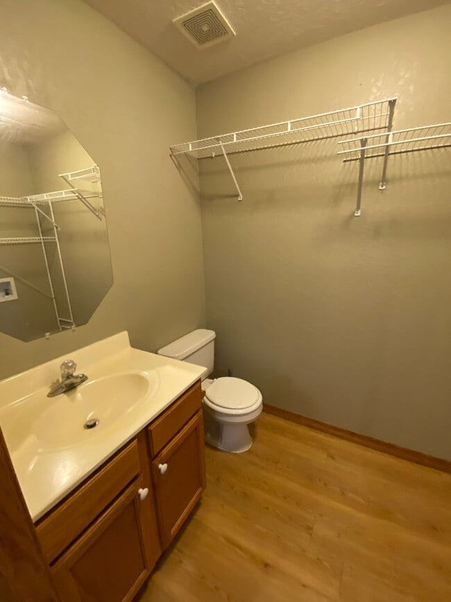 Building Photo - Great 2 bedroom 1.5 bathroom  Duplex