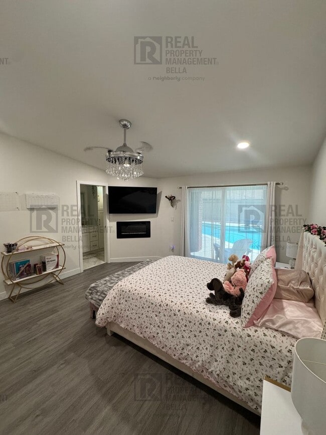 Building Photo - 3-Bed, 2-Bath Oasis in Hemet with Sparklin...