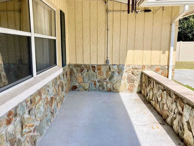 Building Photo - Available soon! 2 bedroom, 1.5 bath home w...