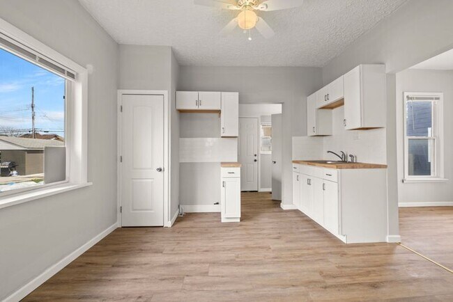 Building Photo - 84 N Oakley Ave