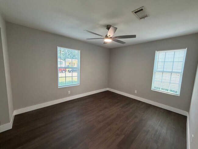 Building Photo - Spacious 3-Bedroom Home for Lease in Established Hurst Neighborhood