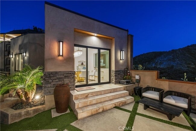 Building Photo - 4000 Bouquete St