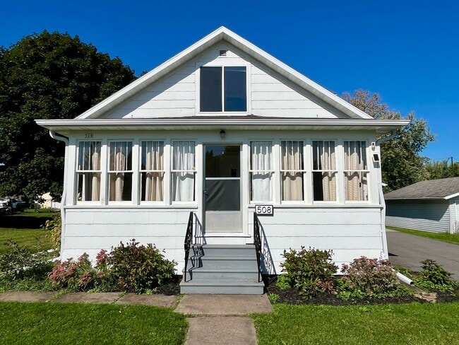 Building Photo - Large 3 Bed 2 Bath Single Family Home in M...