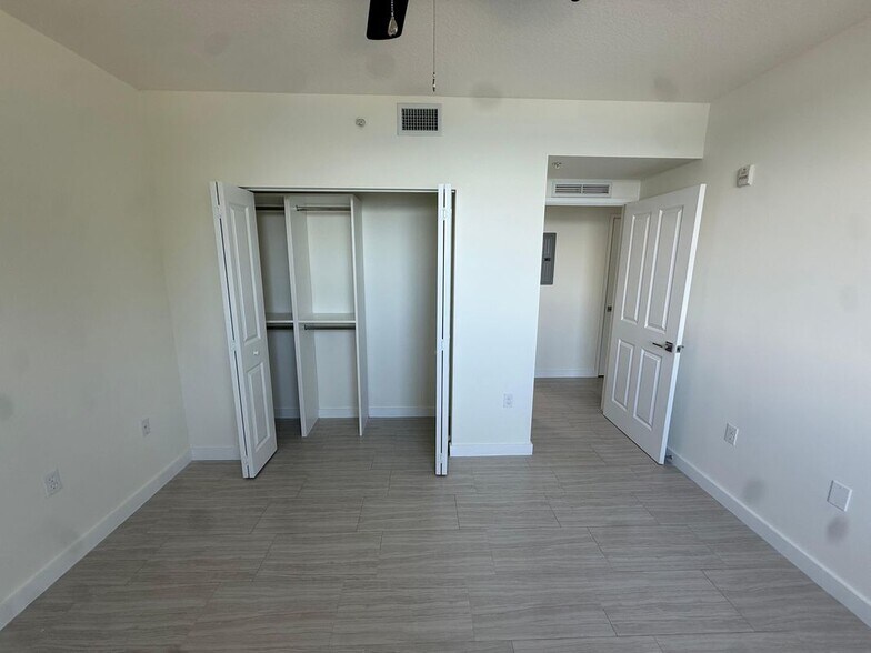 Building Photo - 551 NE 39th St