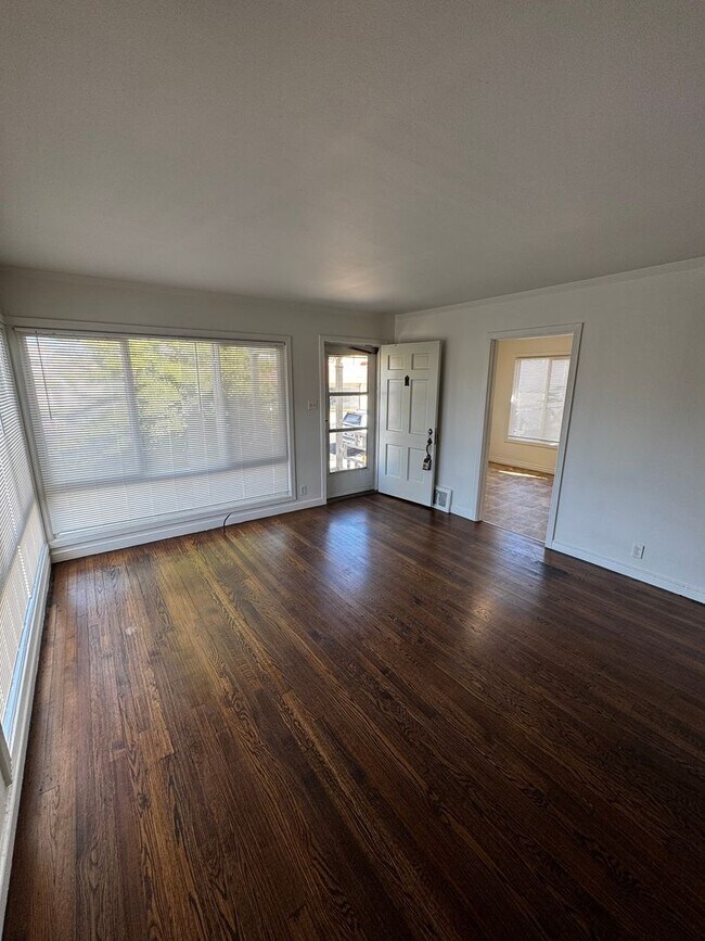 Building Photo - 227-231 Mosswood Way