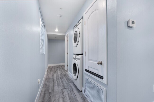 Building Photo - Beautiful 4 Bed / 3 Bath apartment with PARKING & IN-UNIT LAUNDRY!