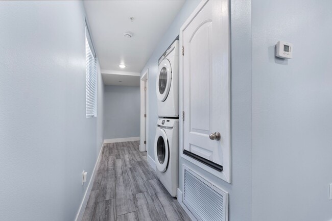 Building Photo - This beautiful and updated 4 Bed / 3 Bath apartment in a prime Boyle Heights location is now avai...