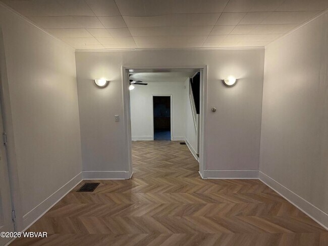 Building Photo - 345 Hastings St