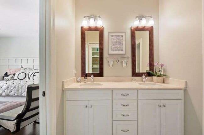Building Photo - Luxury Living in Minnetonka – 6BR Home in Prime  Location