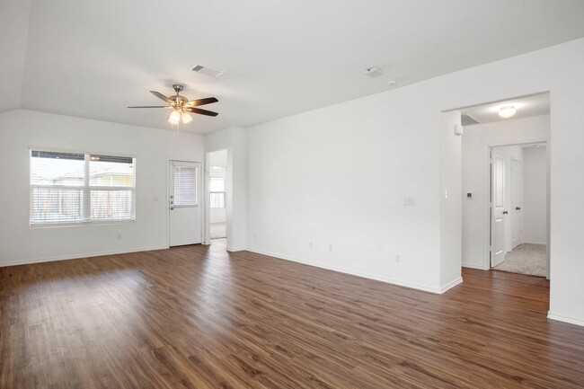 Building Photo - Spacious 3/2 in Kyle with oversized garage