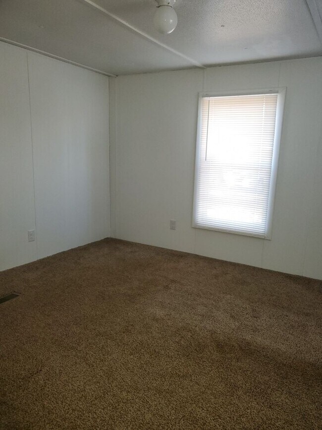Building Photo - Ready to move in